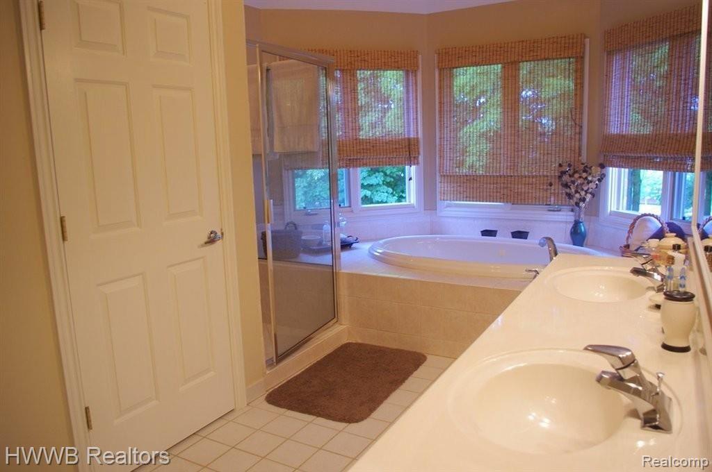 765 Crestwood Lane Rochester, MI 48309 - Photo 16 of 22 Master Bathroom