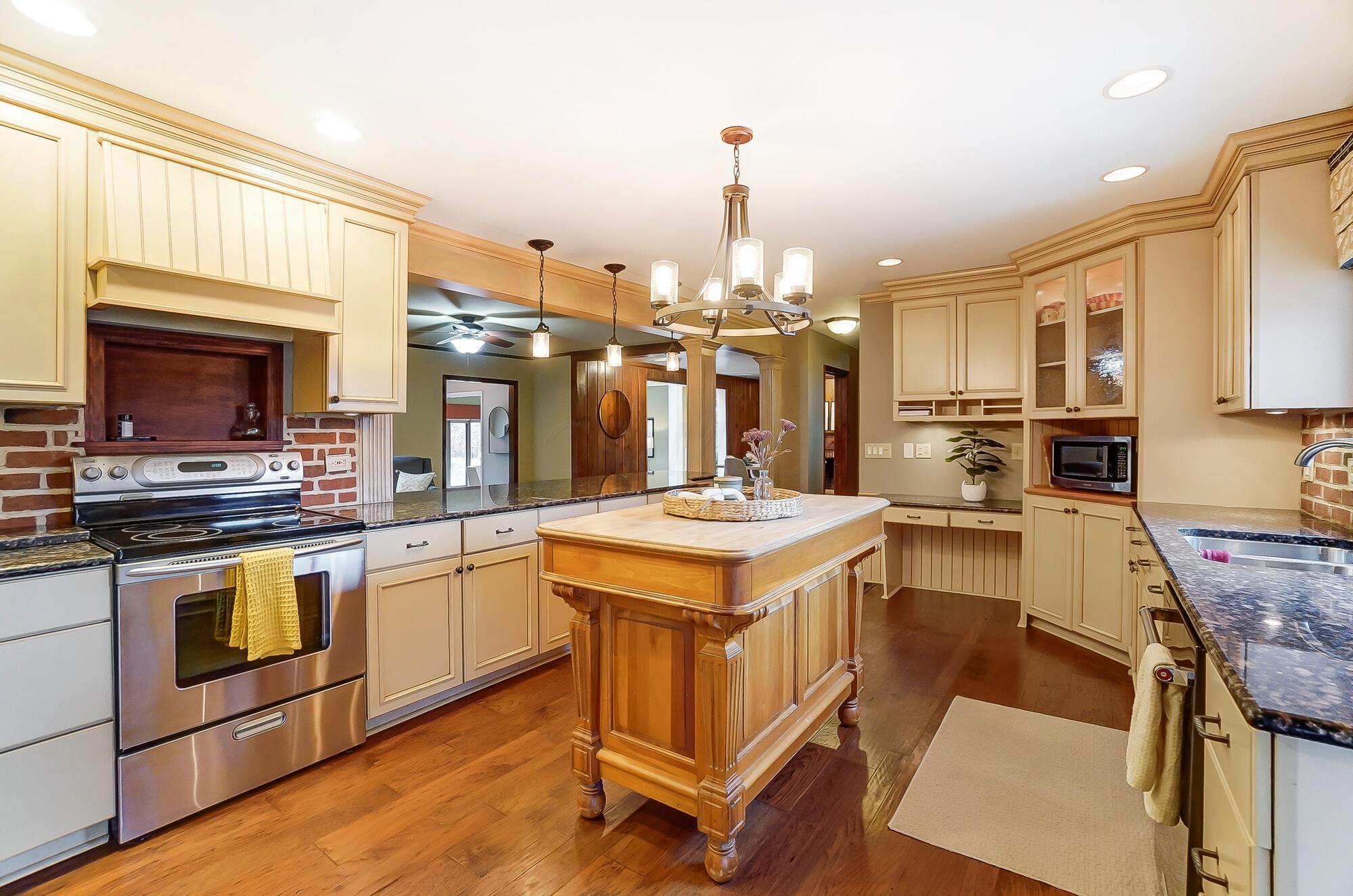 4084 Kenny Road Columbus, OH 43220 - Photo 13 of 63 Gorgeous Kitchen! With eat in bar area.