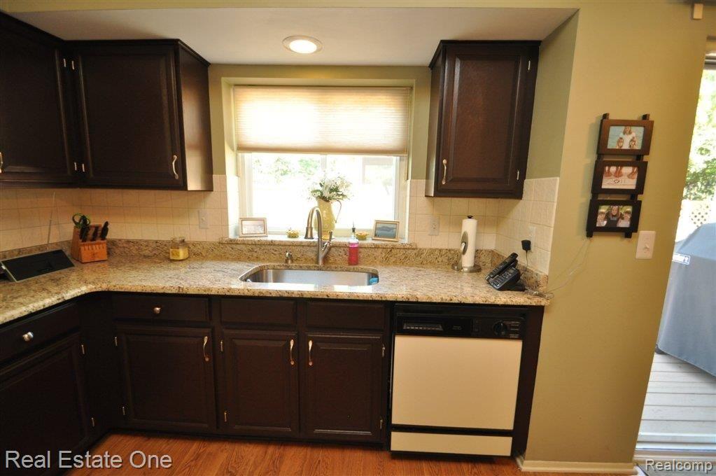1649 Ridgecrest Rochester, MI 48306 - Photo 9 of 30 09-DSC_0277.JPG
