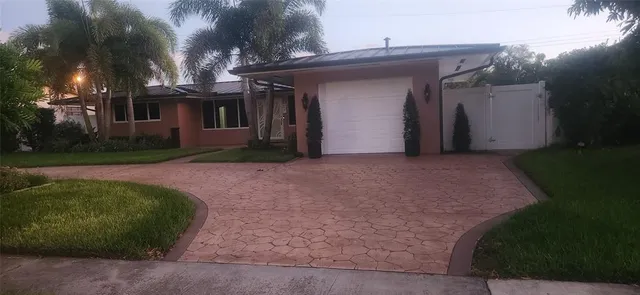 a view of a house with a yard