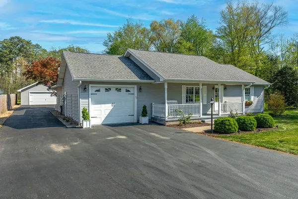 $239,000 | 370 Woodlake Road, Eldorado, IL 62930