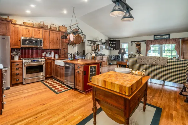 $239,000 | 370 Woodlake Road, Eldorado, IL 62930
