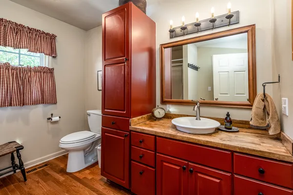 $239,000 | 370 Woodlake Road, Eldorado, IL 62930