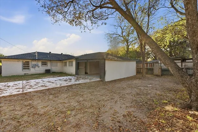 a view of a backyard with a house