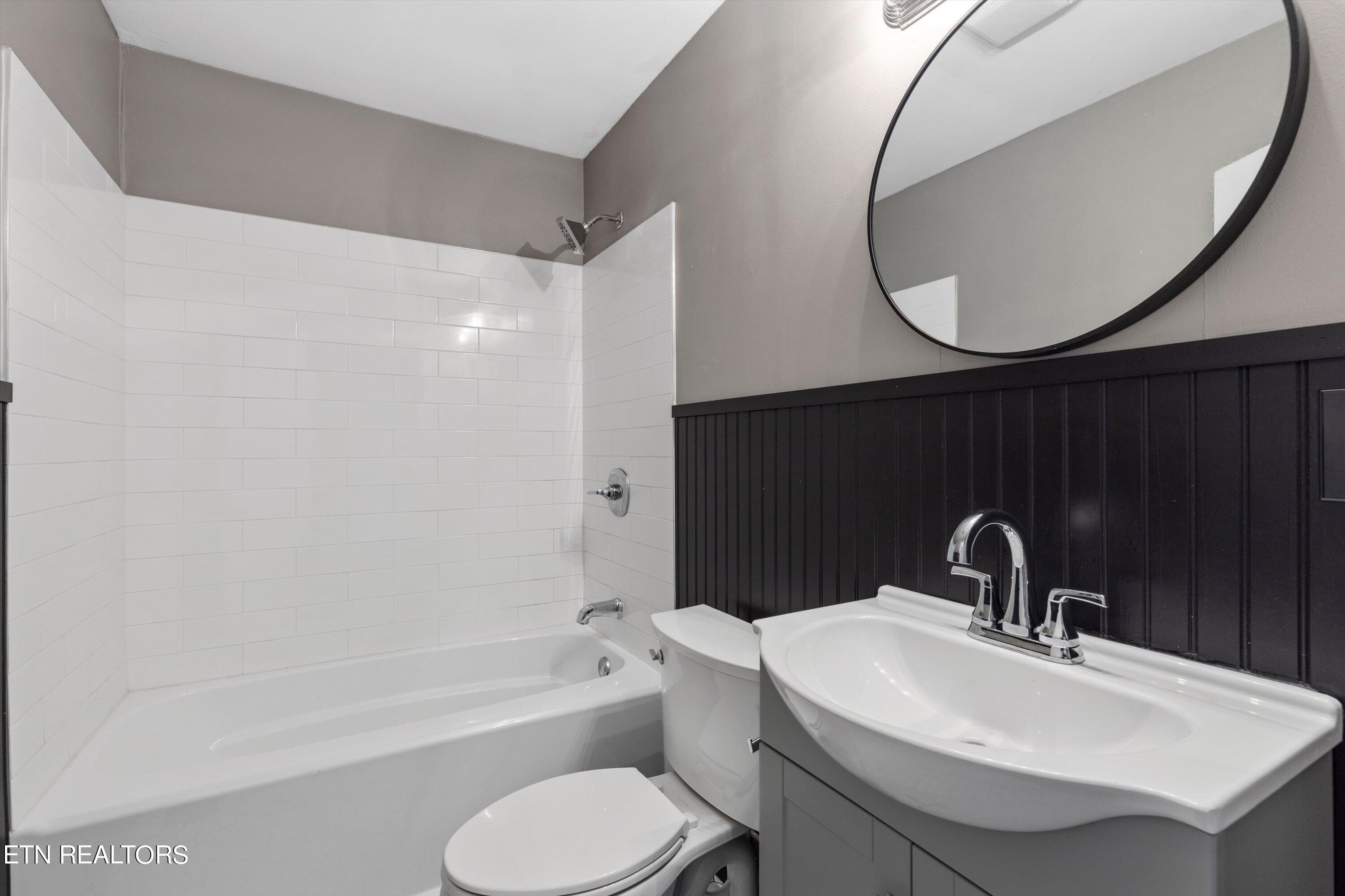4310 Hayes Road Knoxville, TN 37912 - Photo 17 of 23 Bathroom