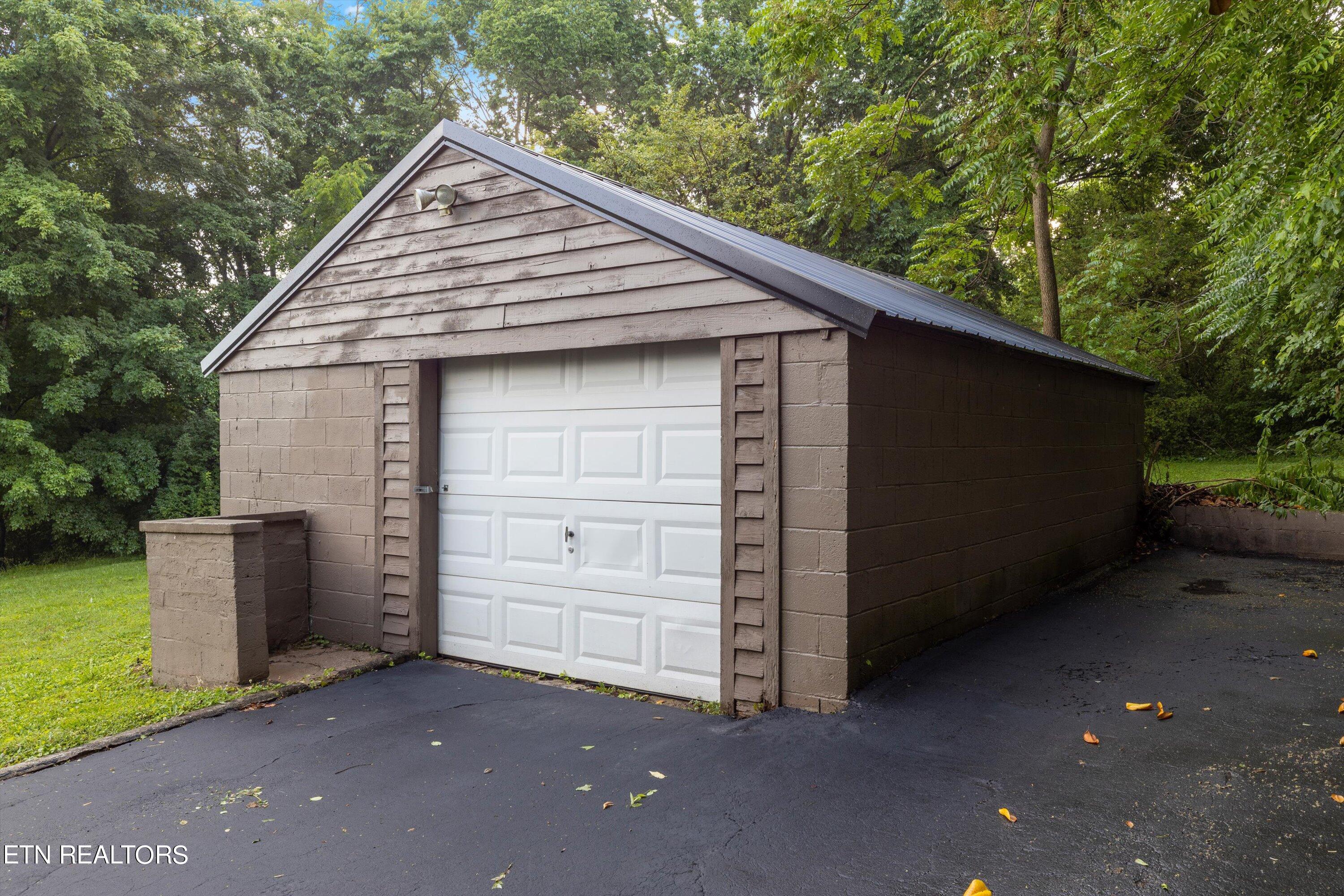 4310 Hayes Road Knoxville, TN 37912 - Photo 21 of 23 Detached Garage
