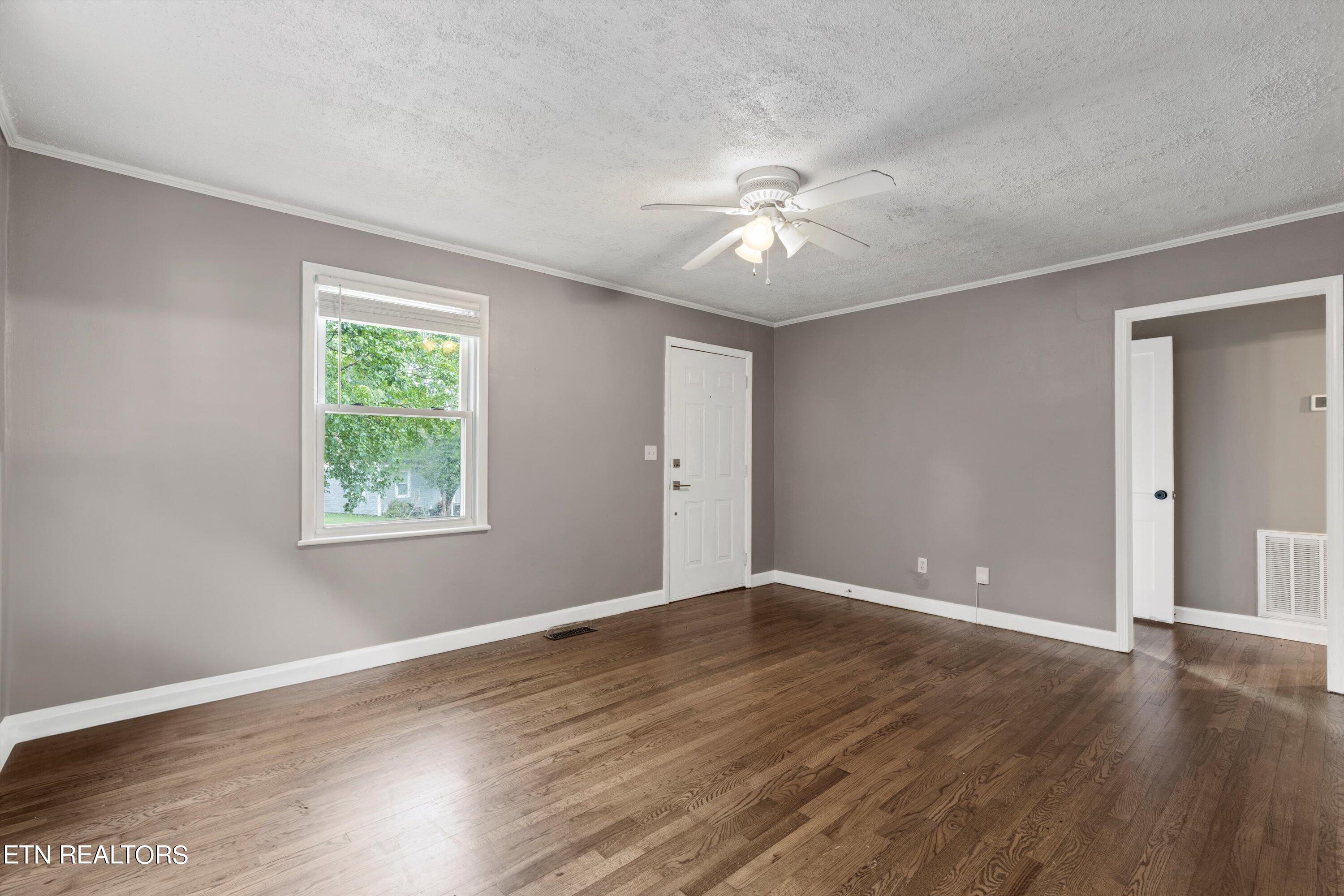 4310 Hayes Road Knoxville, TN 37912 - Photo 9 of 23 Living Area