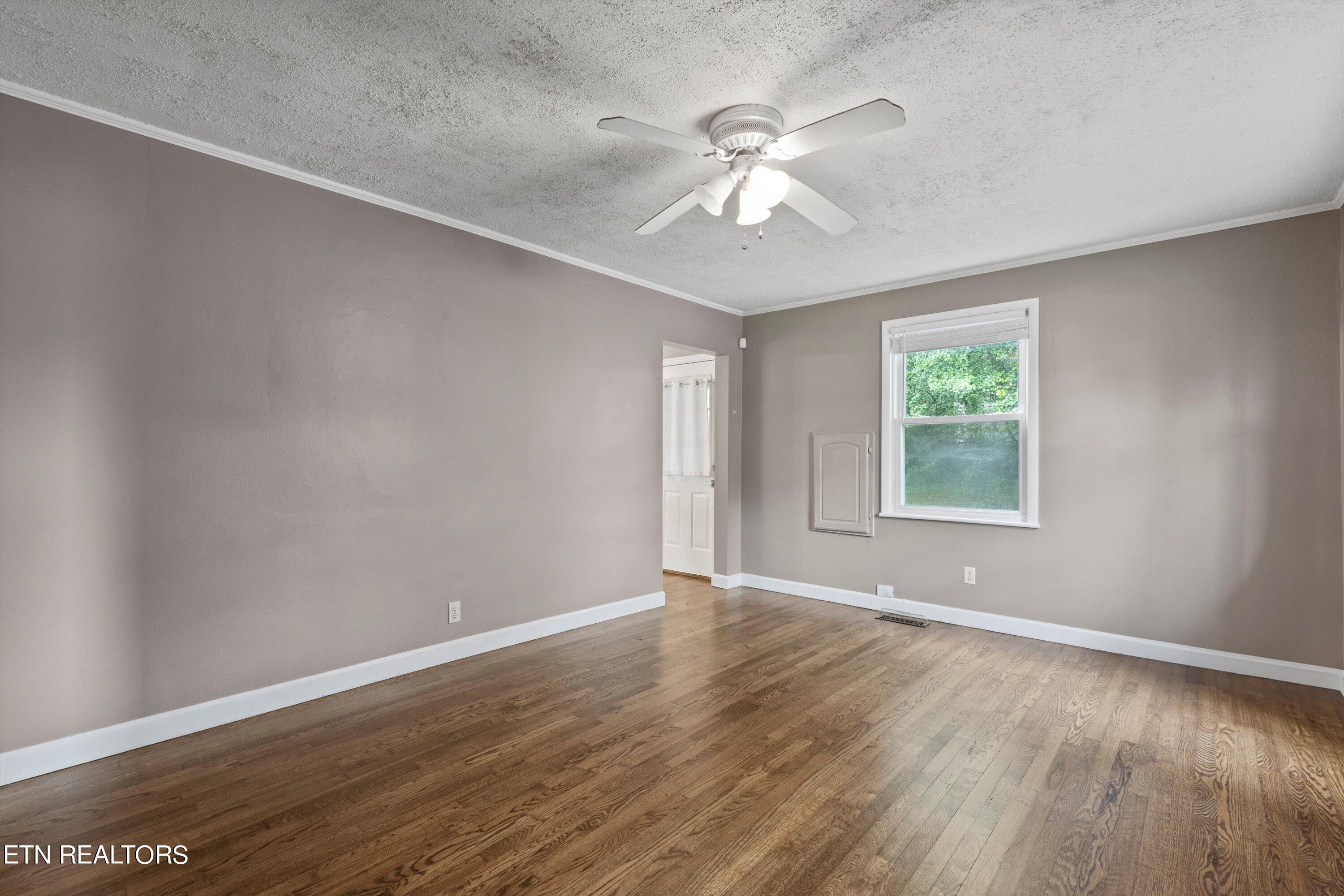 4310 Hayes Road Knoxville, TN 37912 - Photo 10 of 23 Living Area