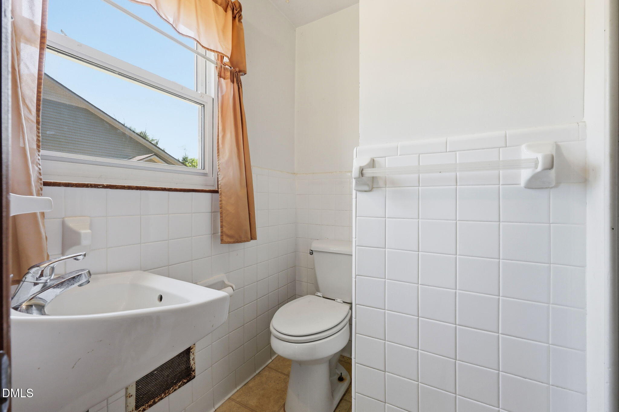 1315 Alpha Road Henderson, NC 27536 - Photo 23 of 26 Owner's Full Bathroom