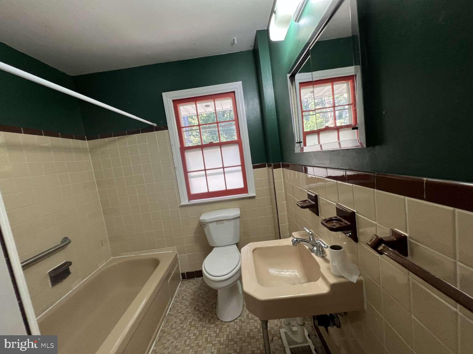 41 Fremont Road Newark, DE 19711 - Photo 10 of 25 a bathroom with a sink toilet and shower