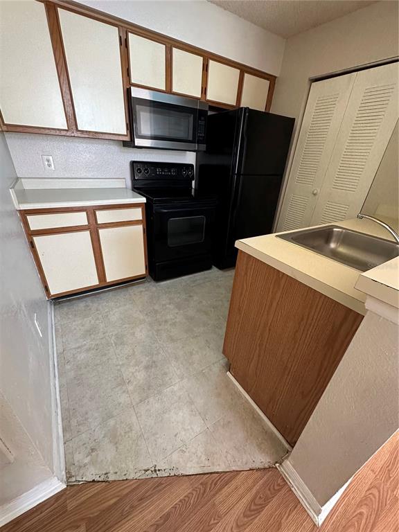 1073 South Hiawassee Road, Unit 1023 Orlando, FL 32835 - Photo 15 of 16 a kitchen with stainless steel appliances a refrigerator and a stove