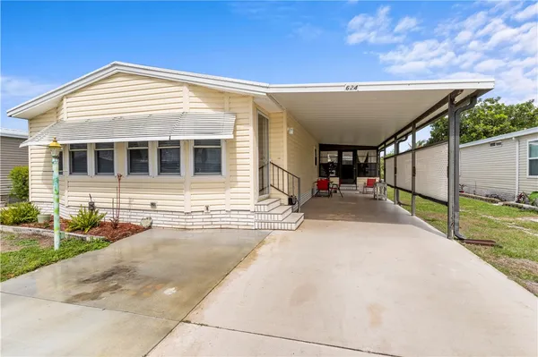 a view of a house with backyard