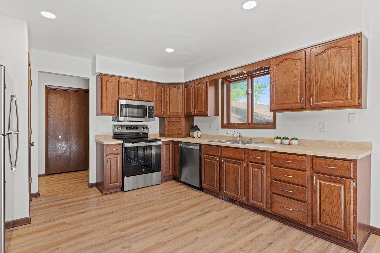 421 Bowman Road Wisconsin Dells, WI 53965 - Photo 4 of 48
