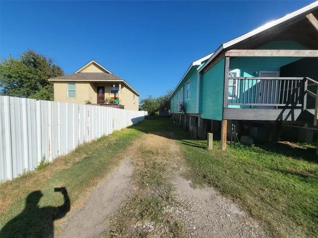 $174,900 | 715 11th Street, Unit A AND B, Dickinson, TX 77539