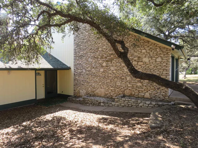 a view of backyard of the house