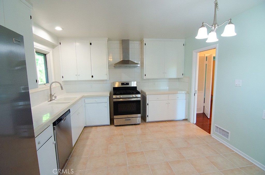 3672 Grayburn Road Pasadena, CA 91107 - Photo 11 of 31 Main house kitchen