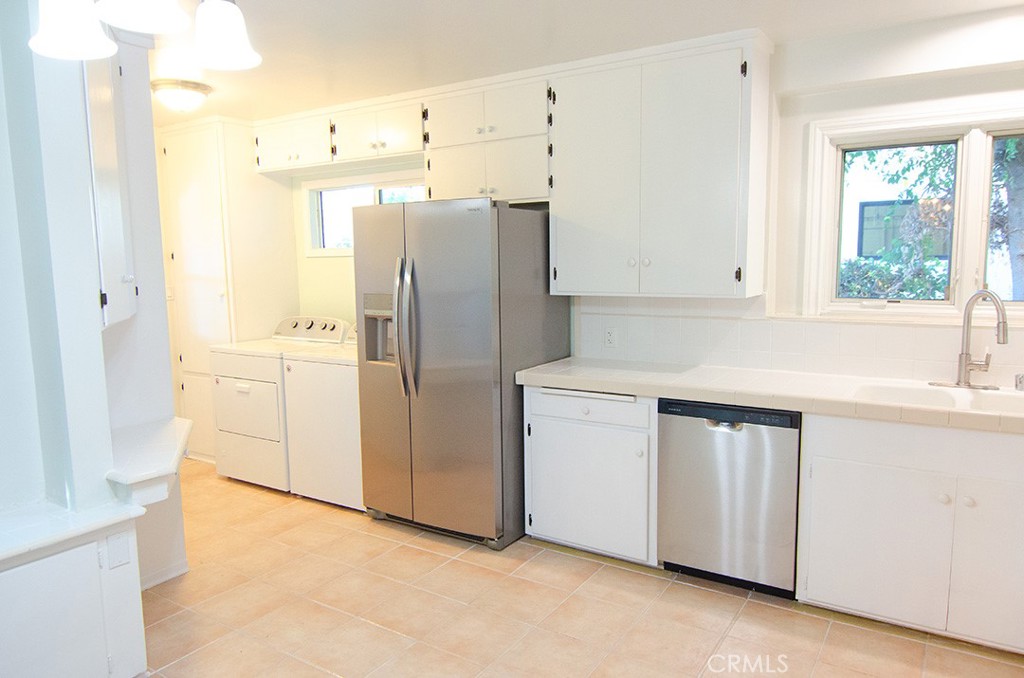 3672 Grayburn Road Pasadena, CA 91107 - Photo 8 of 31 Main house kitchen