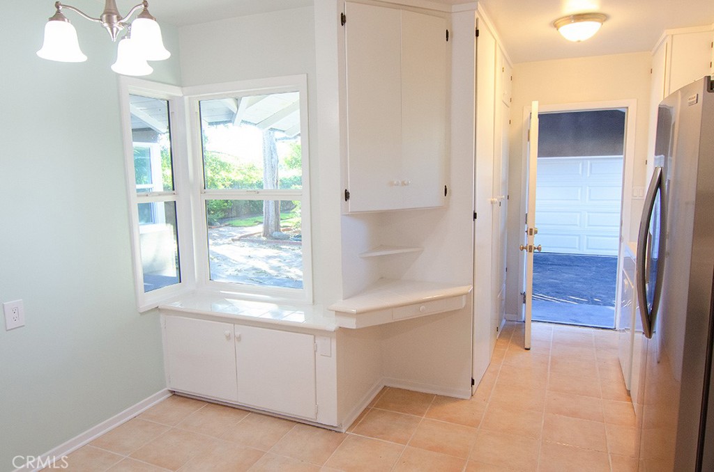 3672 Grayburn Road Pasadena, CA 91107 - Photo 9 of 31 Main house kitchen