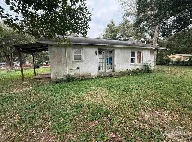a view of a house with a yard