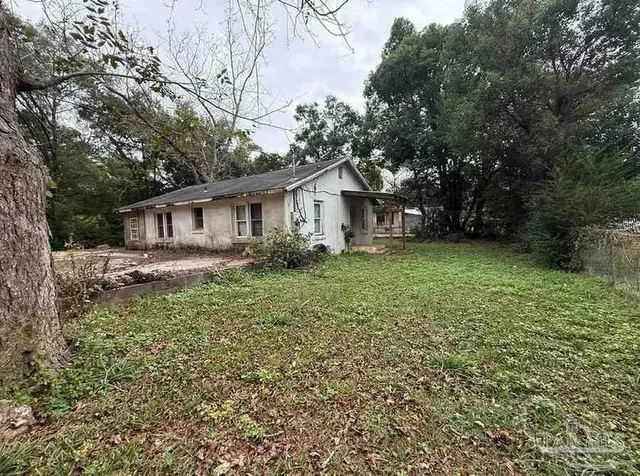 a view of a house with a yard