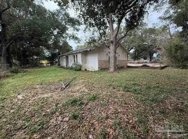 a view of a house with a yard