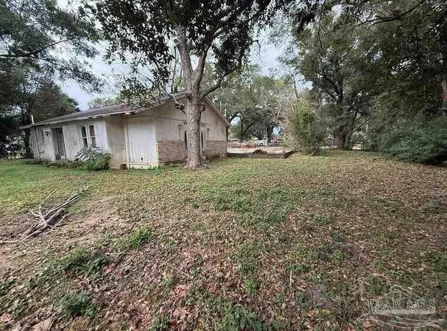 a house is sitting in middle of the middle of the forest