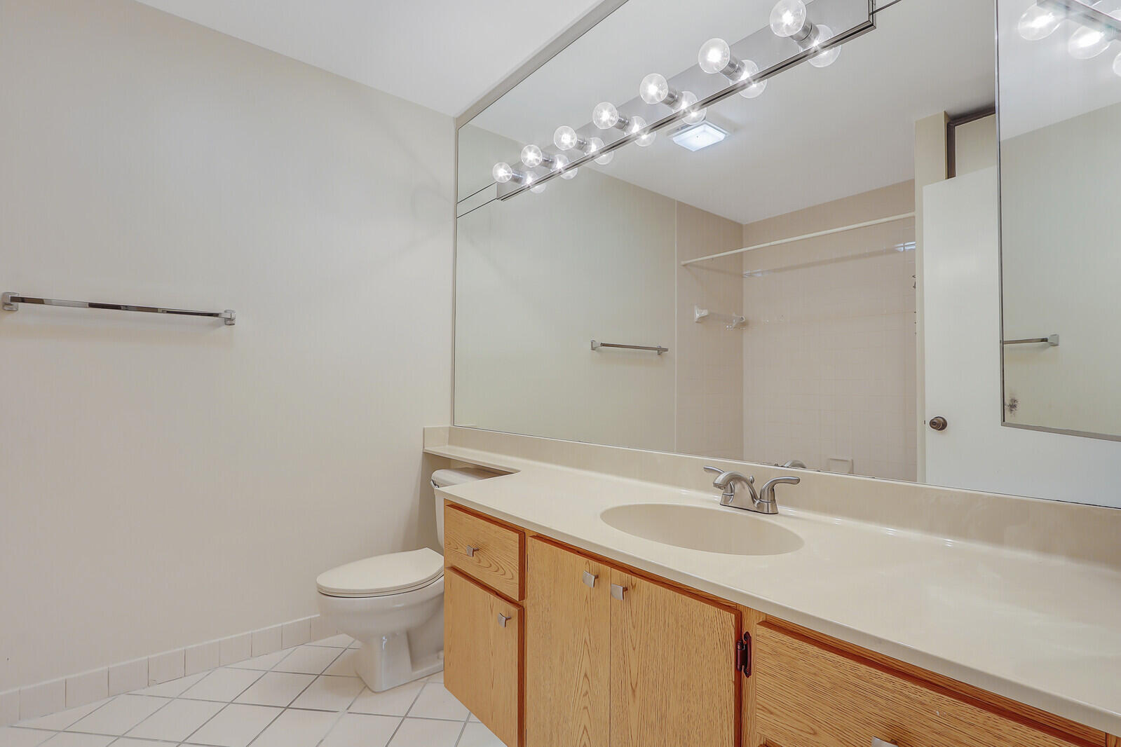 134 Ocean Pines Terrace Jupiter, FL 33477 - Photo 30 of 38 Second Full Bathroom