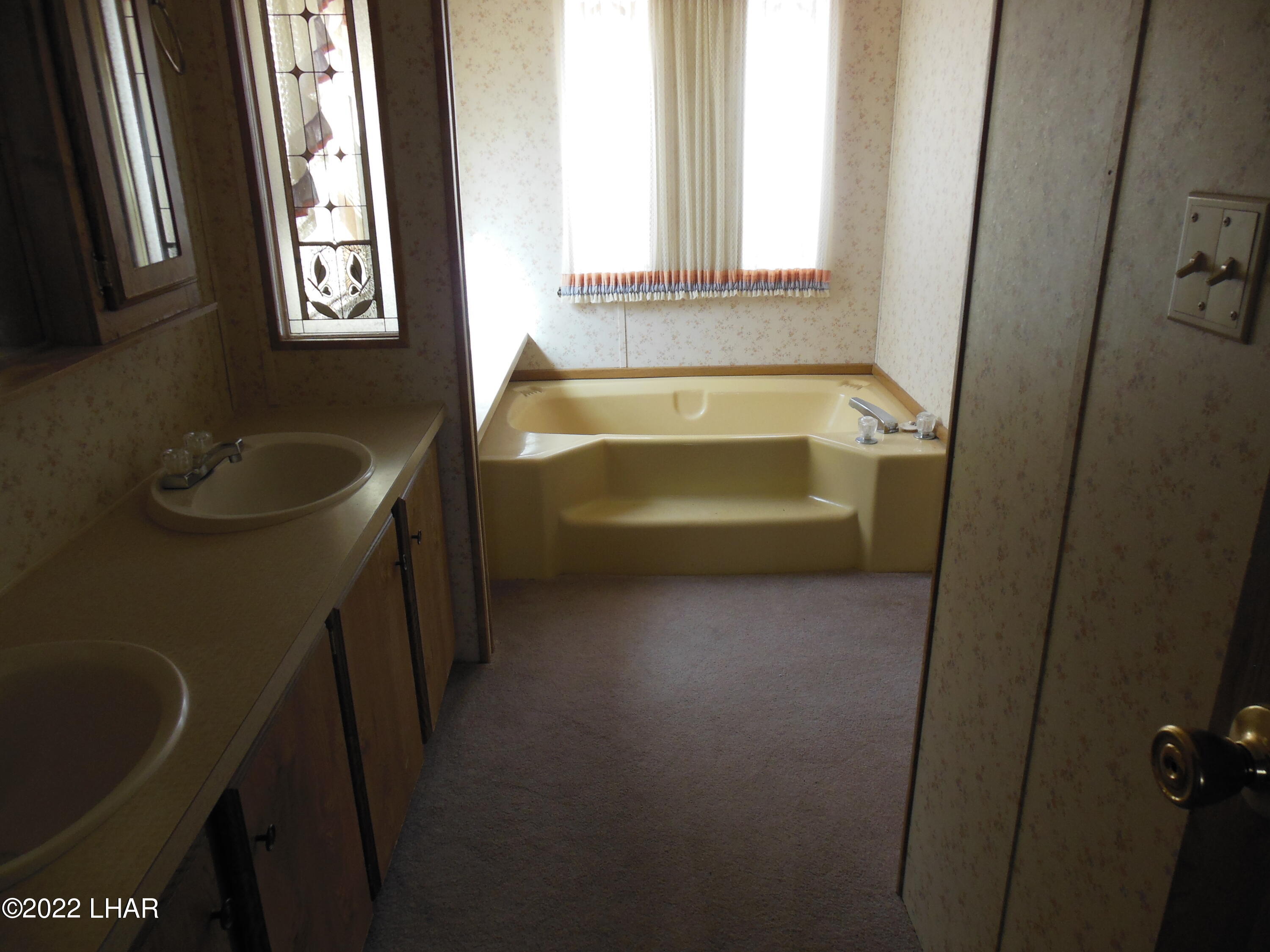 3744 North Bryce Road, Unit 54 Golden Valley, AZ 86413 - Photo 30 of 45 Master bath with garden tub