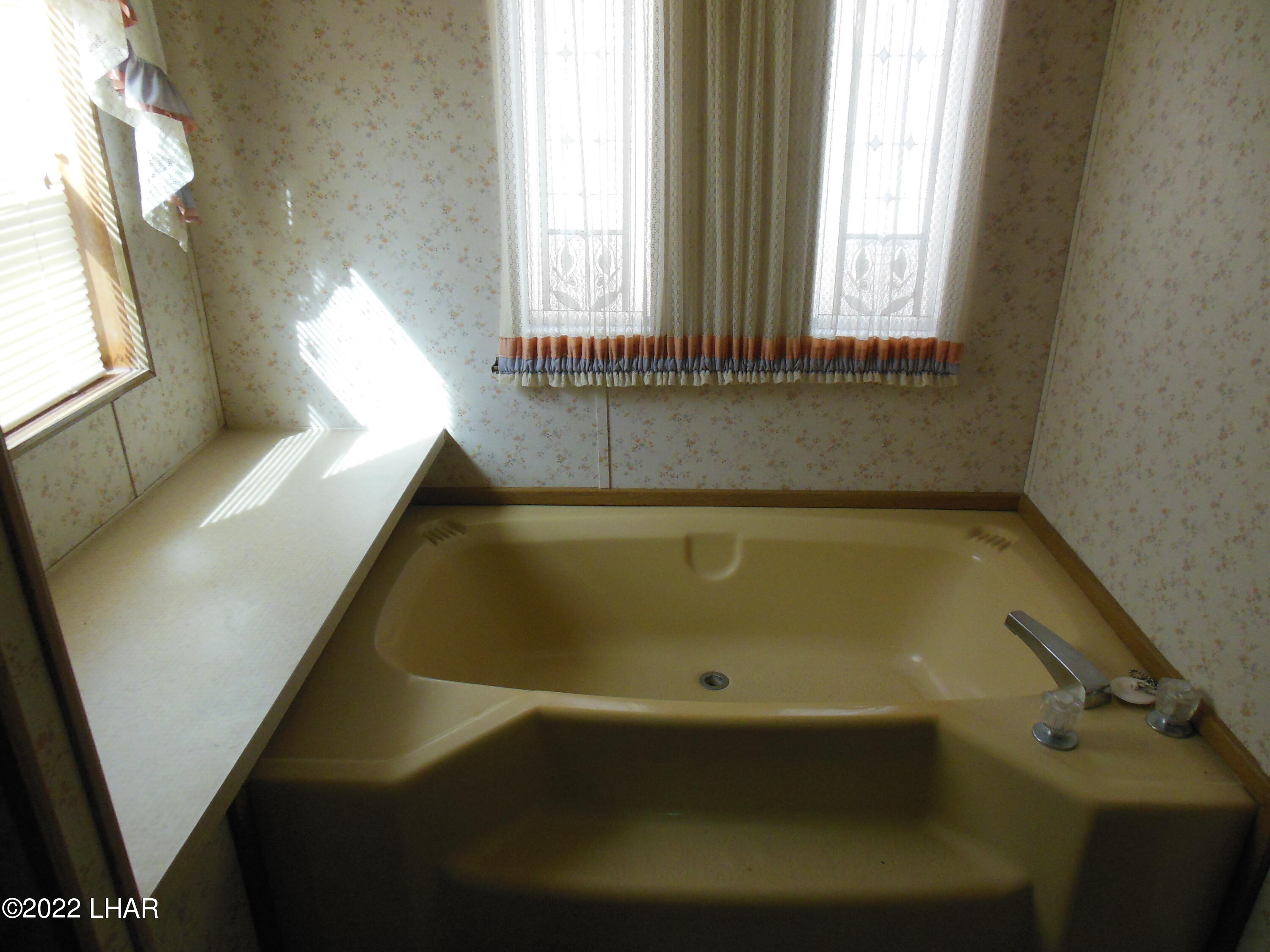 3744 North Bryce Road, Unit 54 Golden Valley, AZ 86413 - Photo 32 of 45 Garden tub