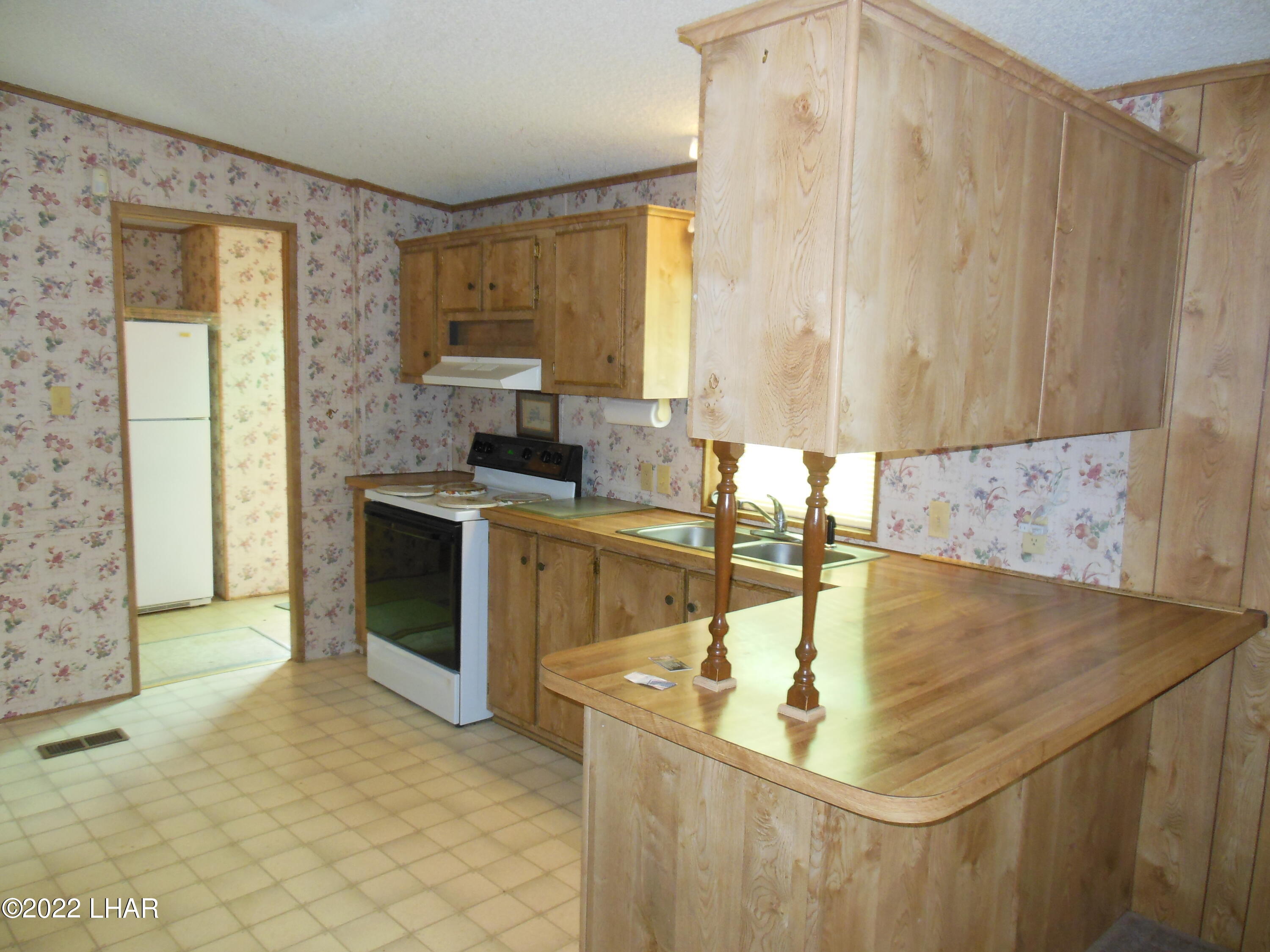 3744 North Bryce Road, Unit 54 Golden Valley, AZ 86413 - Photo 8 of 45 Kitchen with electric stove/oven. All appliances stay.