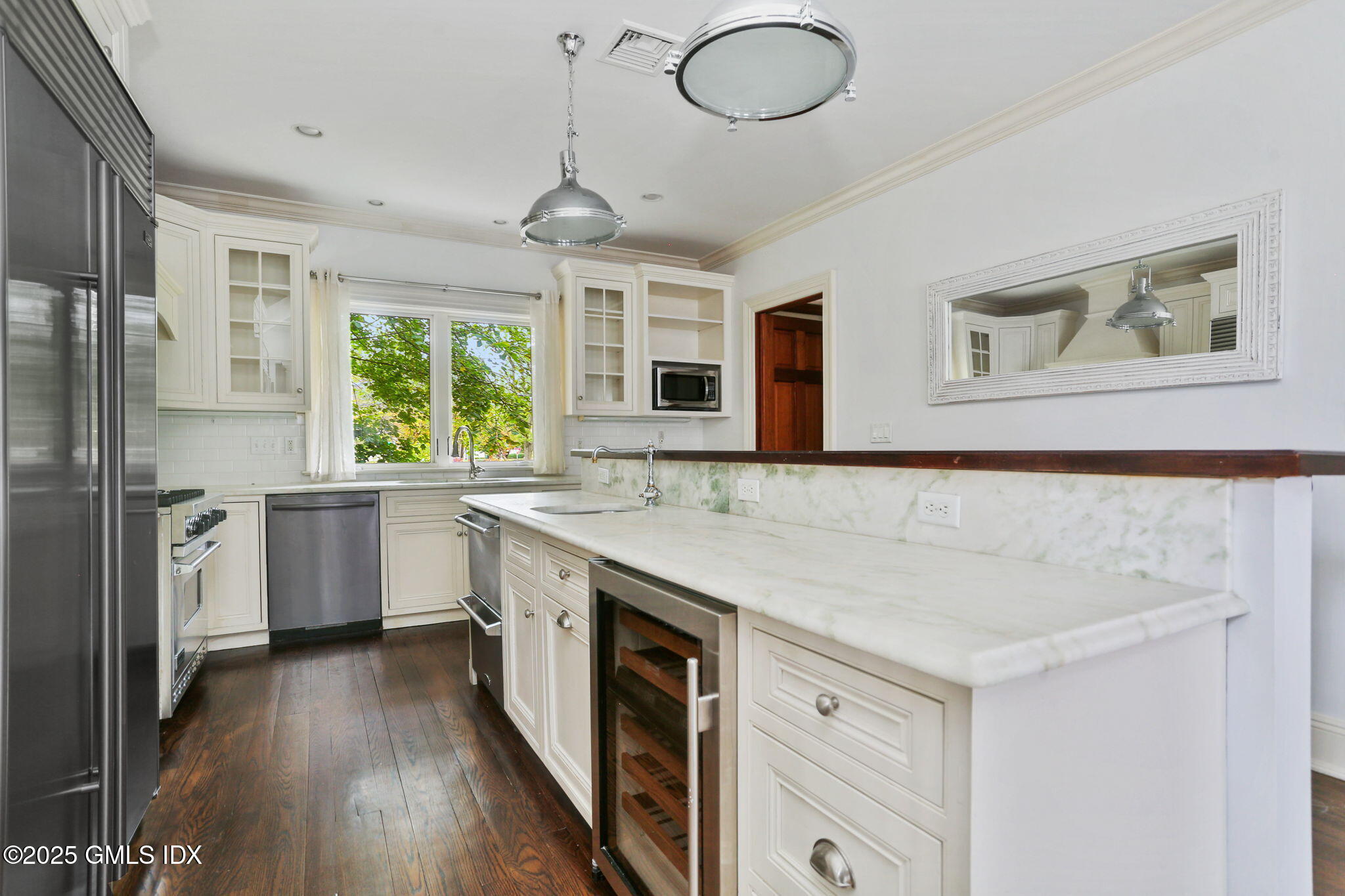 11 Harding Road Old Greenwich, CT 06870 - Photo 8 of 31 a kitchen with a stove a sink and a refrigerator
