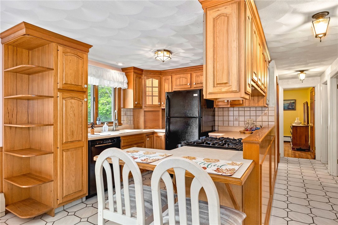 25 Council Rock Road Cranston, RI 02921 - Photo 5 of 34