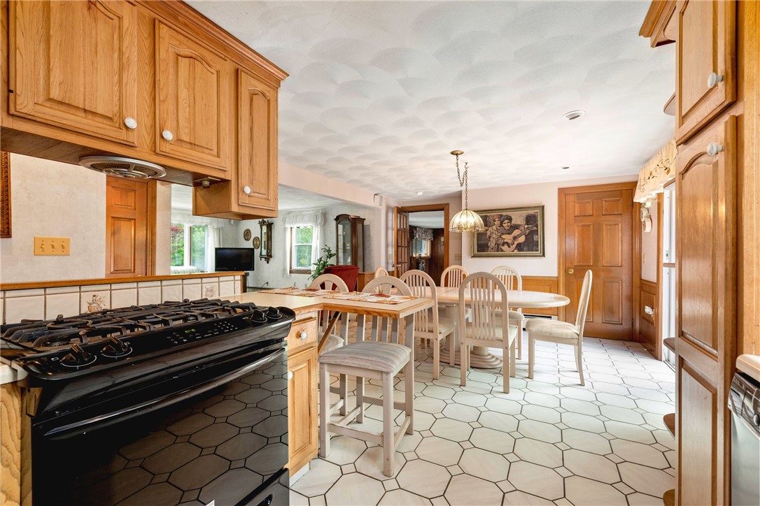 25 Council Rock Road Cranston, RI 02921 - Photo 7 of 34