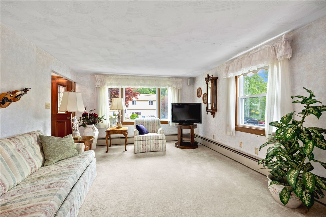 25 Council Rock Road Cranston, RI 02921 - Photo 9 of 34