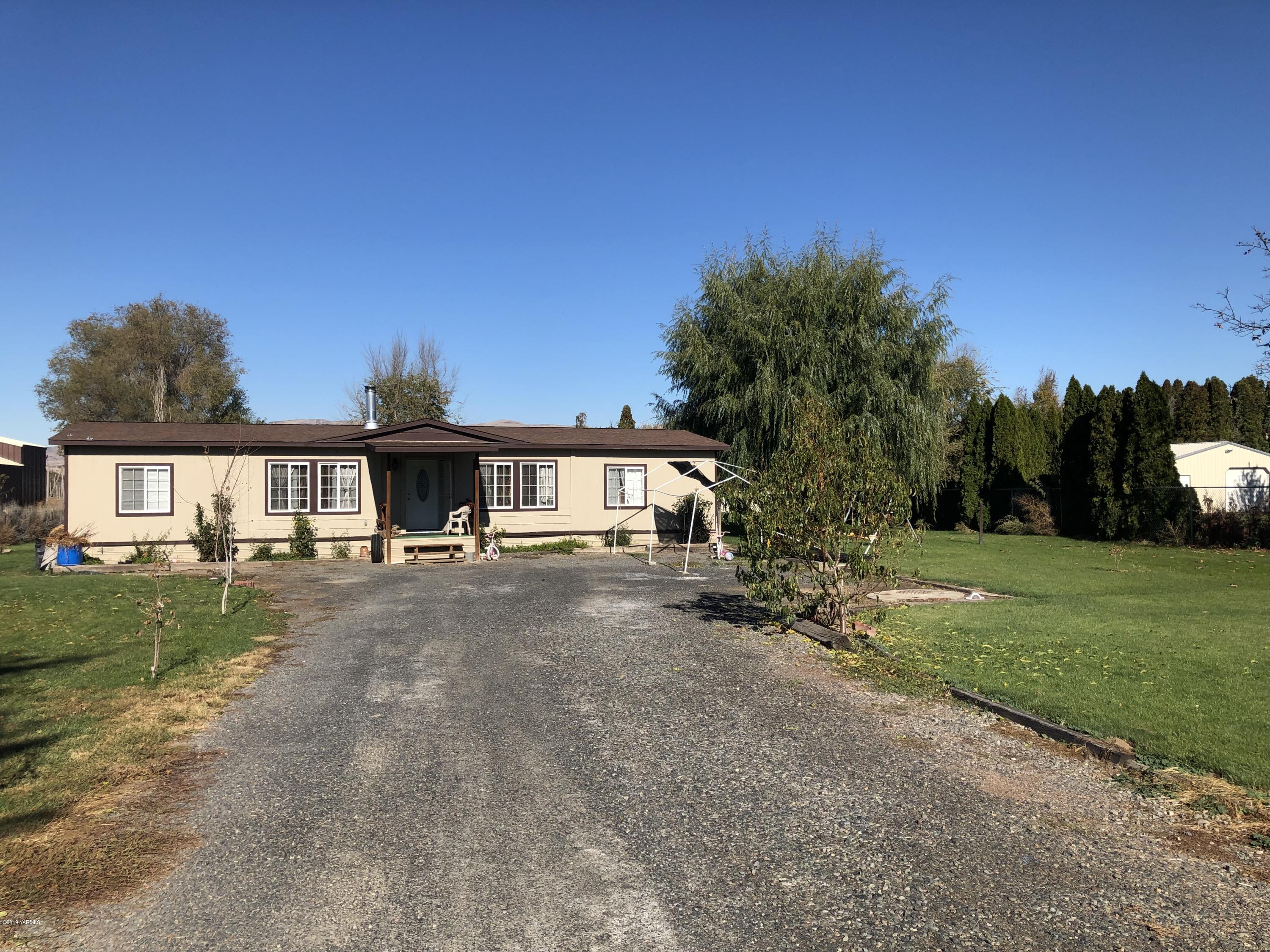 7101 Bell Road Yakima, WA 98901 - Photo 1 of 20 a front view of a house with a yard