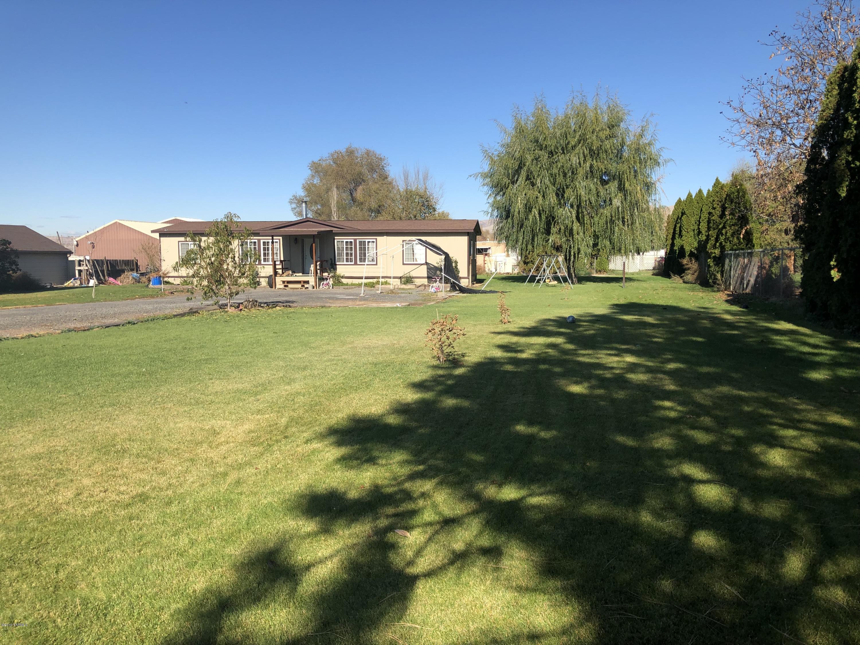 7101 Bell Road Yakima, WA 98901 - Photo 2 of 20 a front view of a house with a big yard