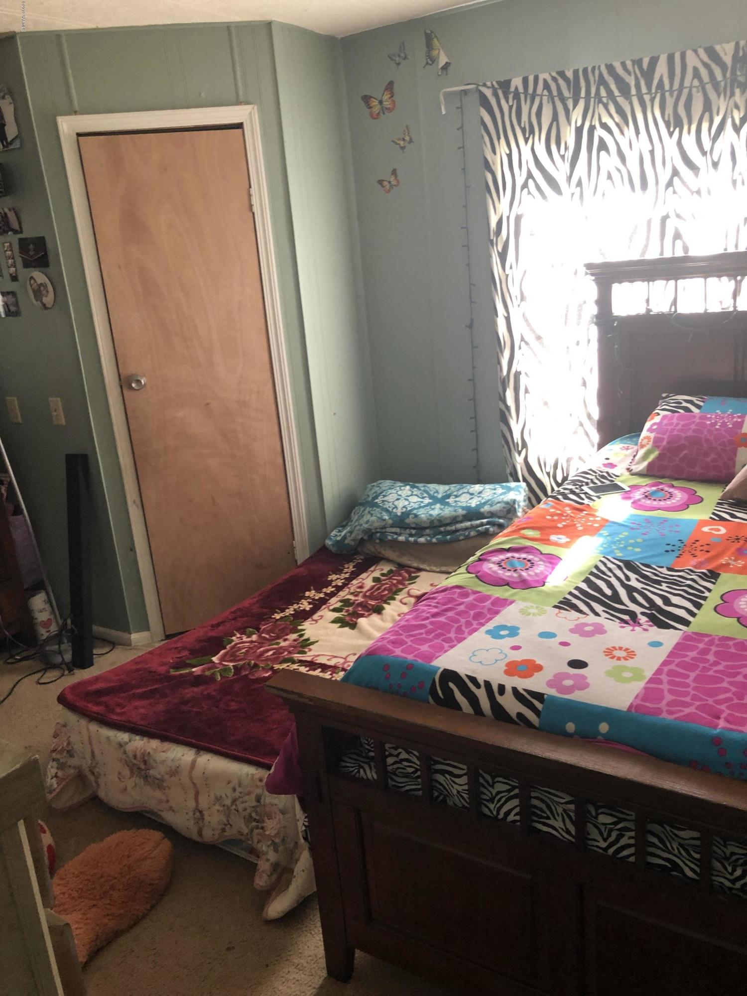 7101 Bell Road Yakima, WA 98901 - Photo 12 of 20 a bedroom with a bed and a window