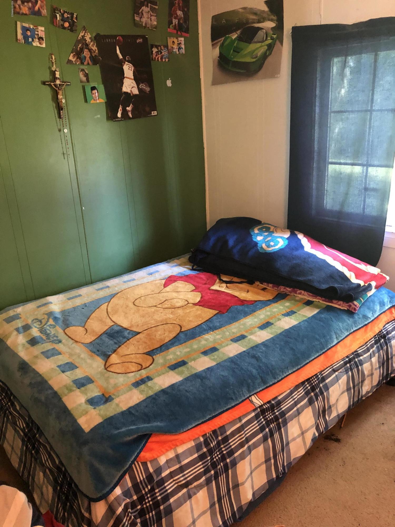 7101 Bell Road Yakima, WA 98901 - Photo 13 of 20 a bedroom with a bed and a window