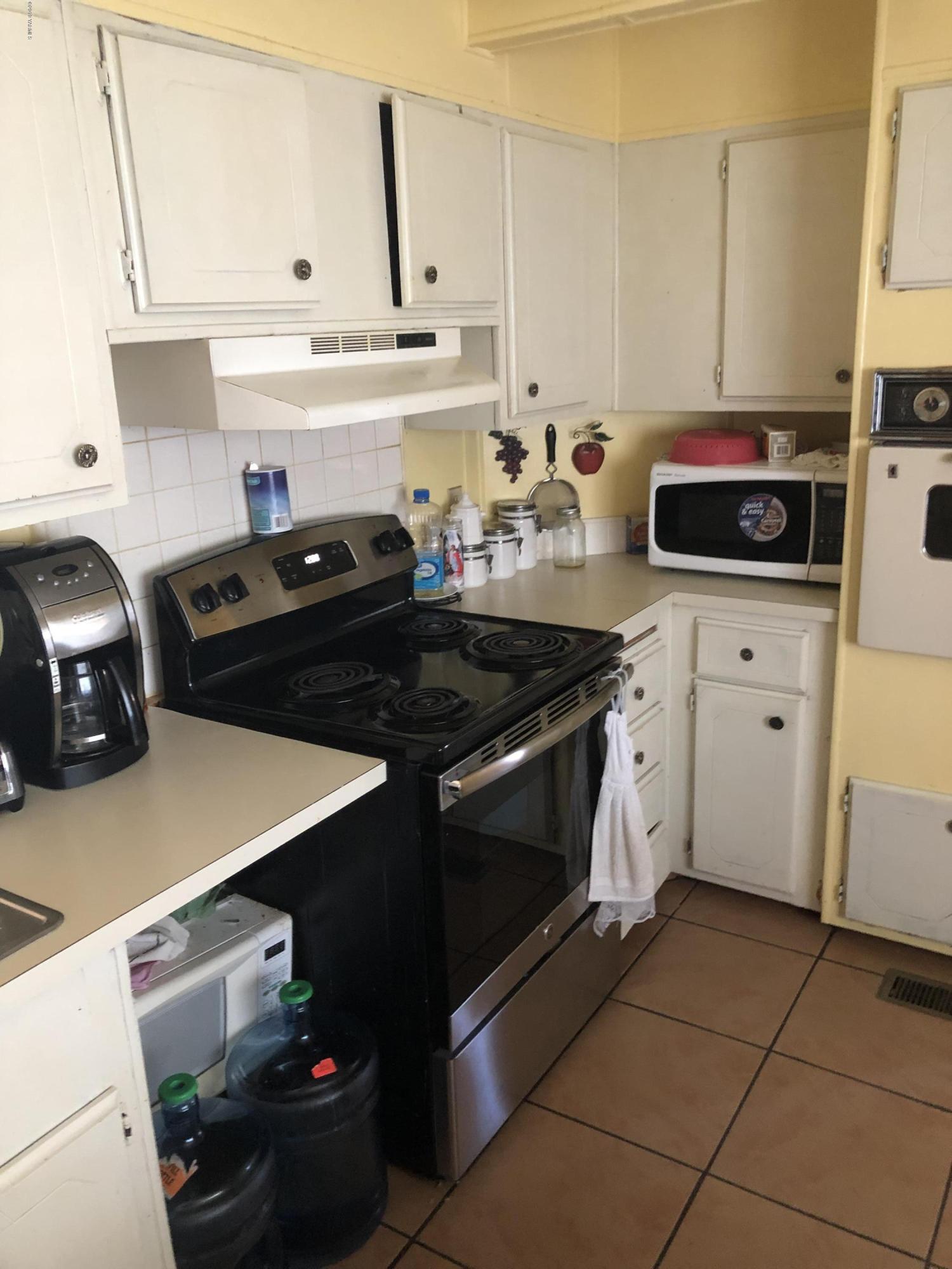 7101 Bell Road Yakima, WA 98901 - Photo 15 of 20 a kitchen with a stove a sink and a refrigerator