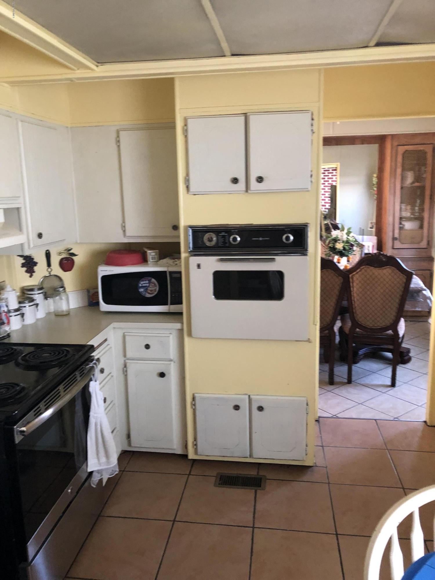 7101 Bell Road Yakima, WA 98901 - Photo 16 of 20 a kitchen with a stove and a microwave