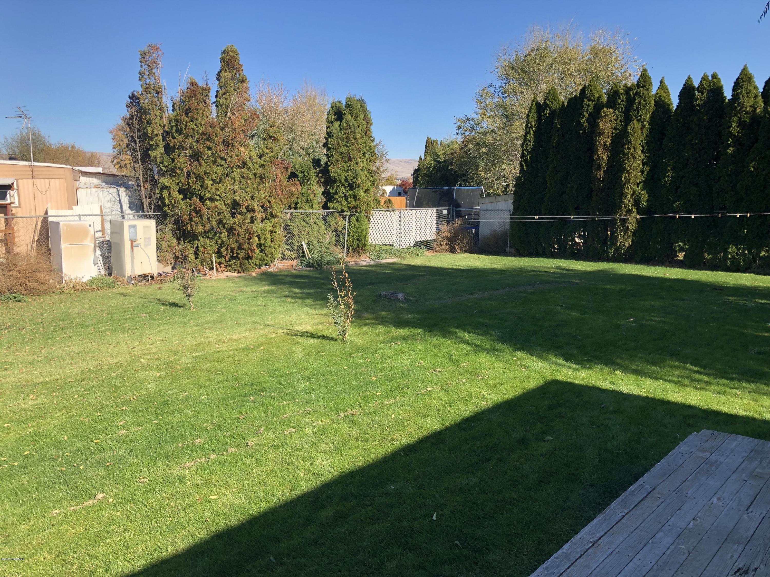 7101 Bell Road Yakima, WA 98901 - Photo 17 of 20 a view of a field of grass and trees