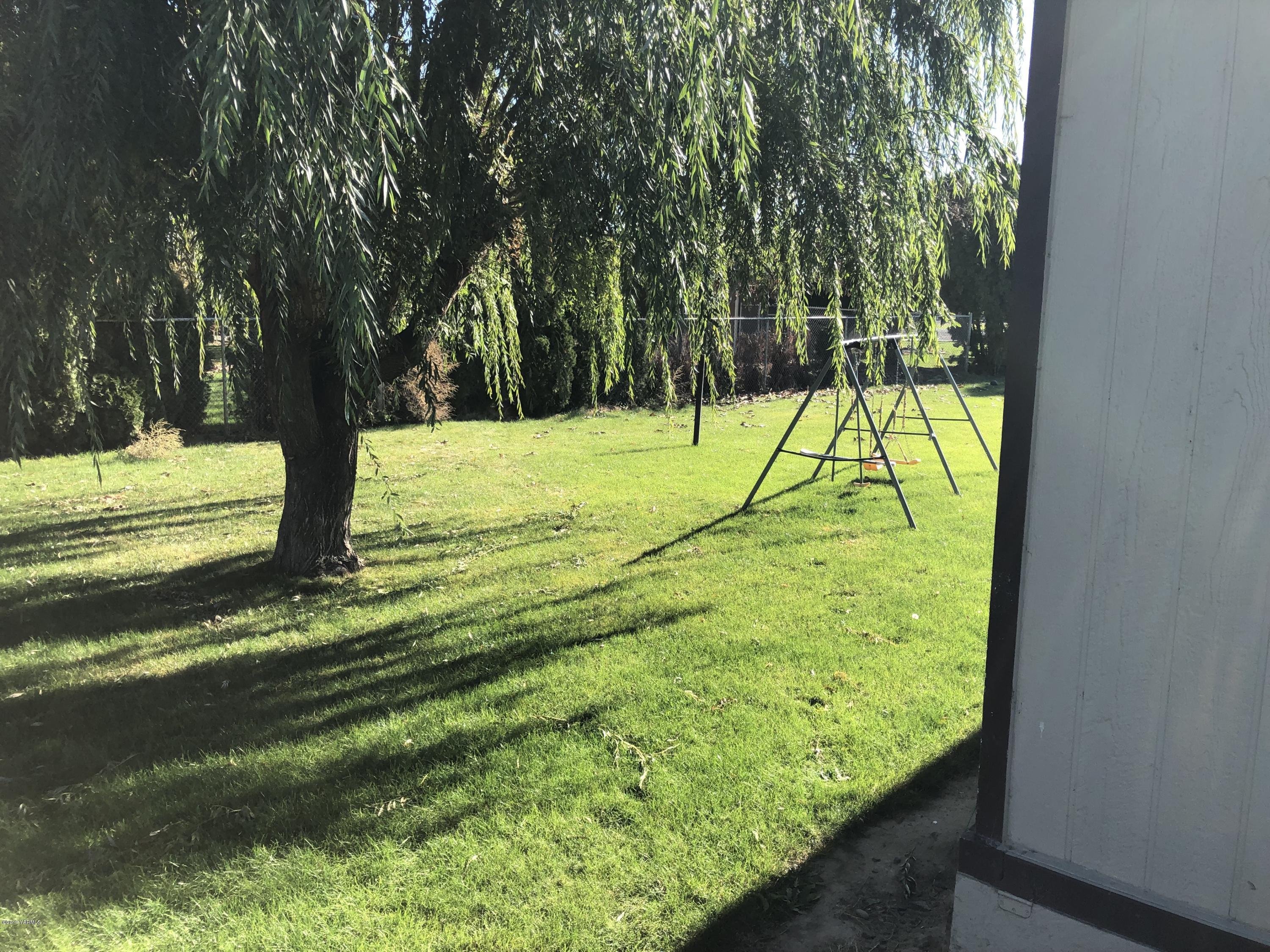 7101 Bell Road Yakima, WA 98901 - Photo 18 of 20 a view of a yard with plants