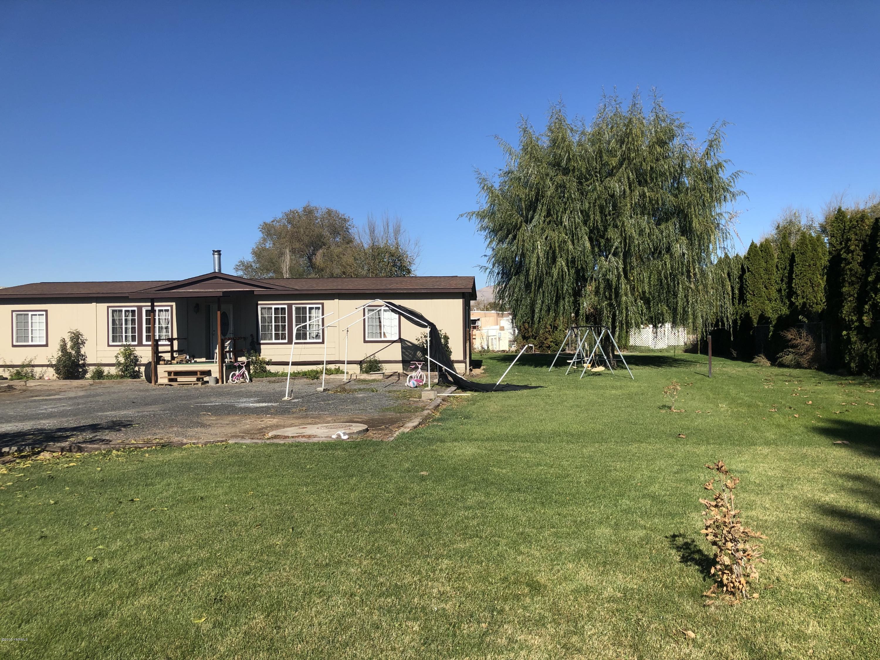 7101 Bell Road Yakima, WA 98901 - Photo 3 of 20 a front view of house with yard and seating area