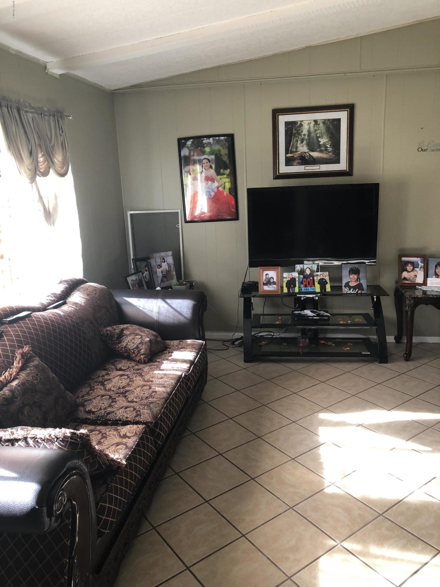 7101 Bell Road Yakima, WA 98901 - Photo 5 of 20 a living room with furniture and a flat screen tv