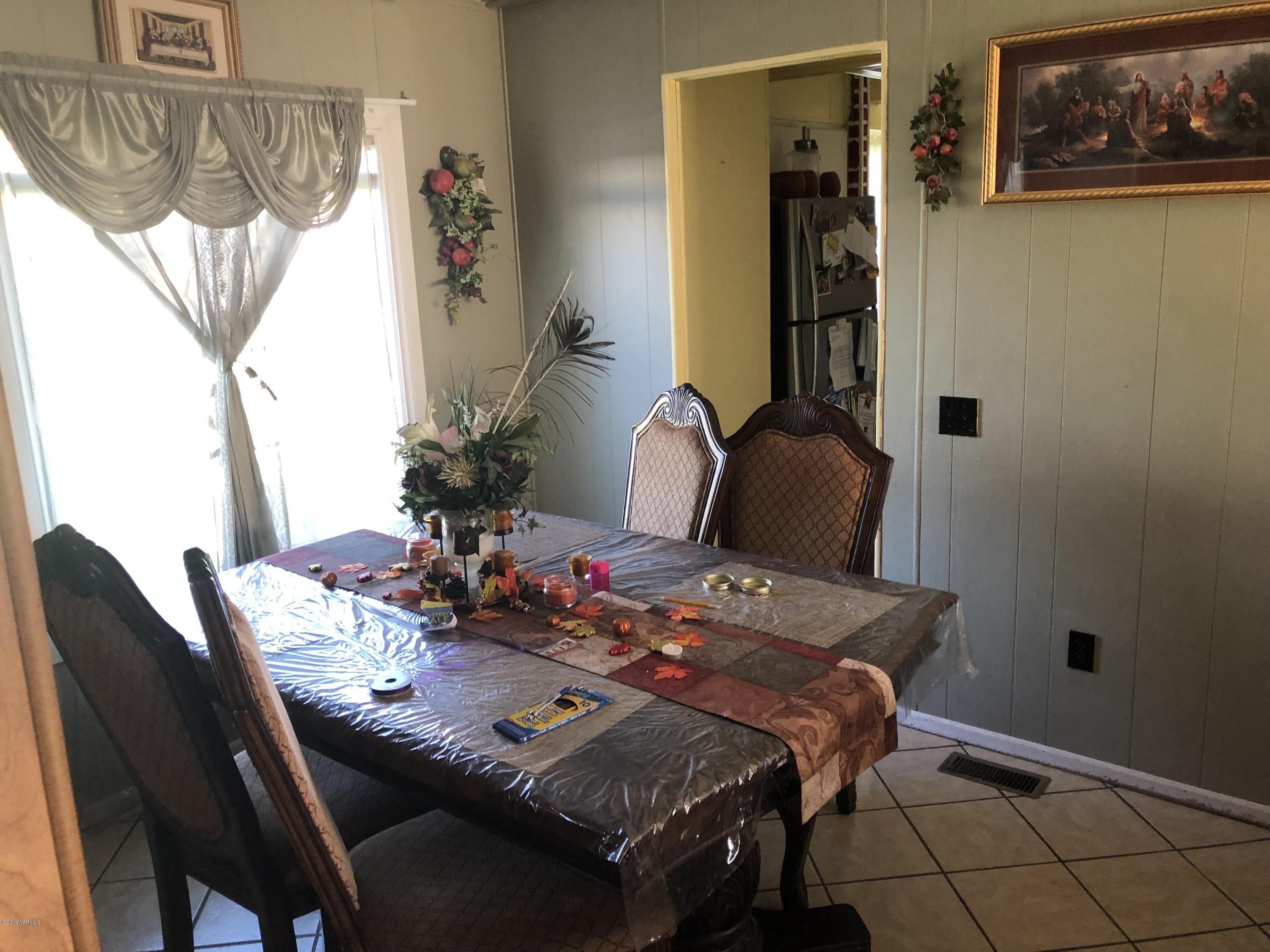 7101 Bell Road Yakima, WA 98901 - Photo 8 of 20 a dining room with furniture and window