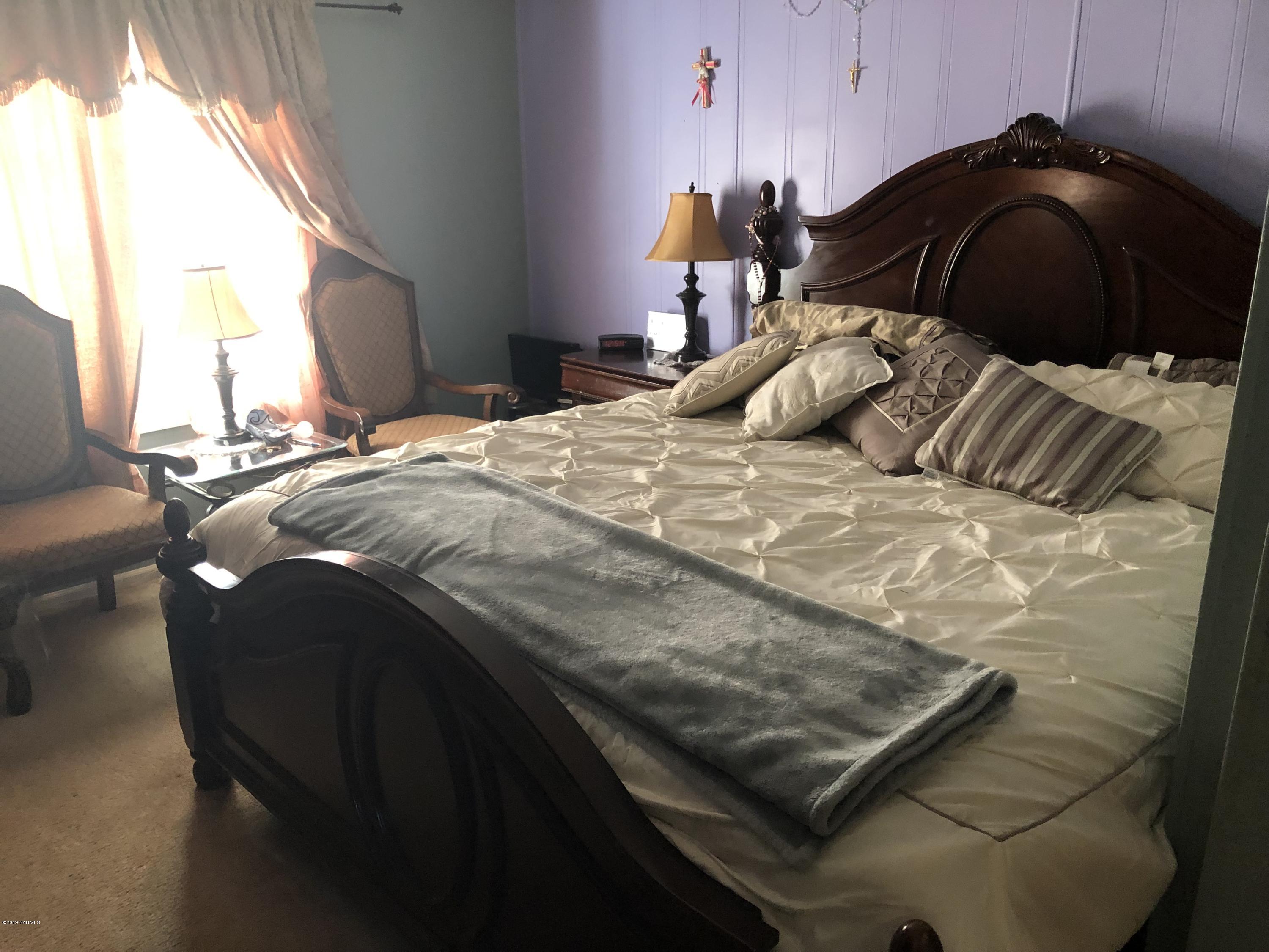 7101 Bell Road Yakima, WA 98901 - Photo 10 of 20 a bedroom with a bed and a window