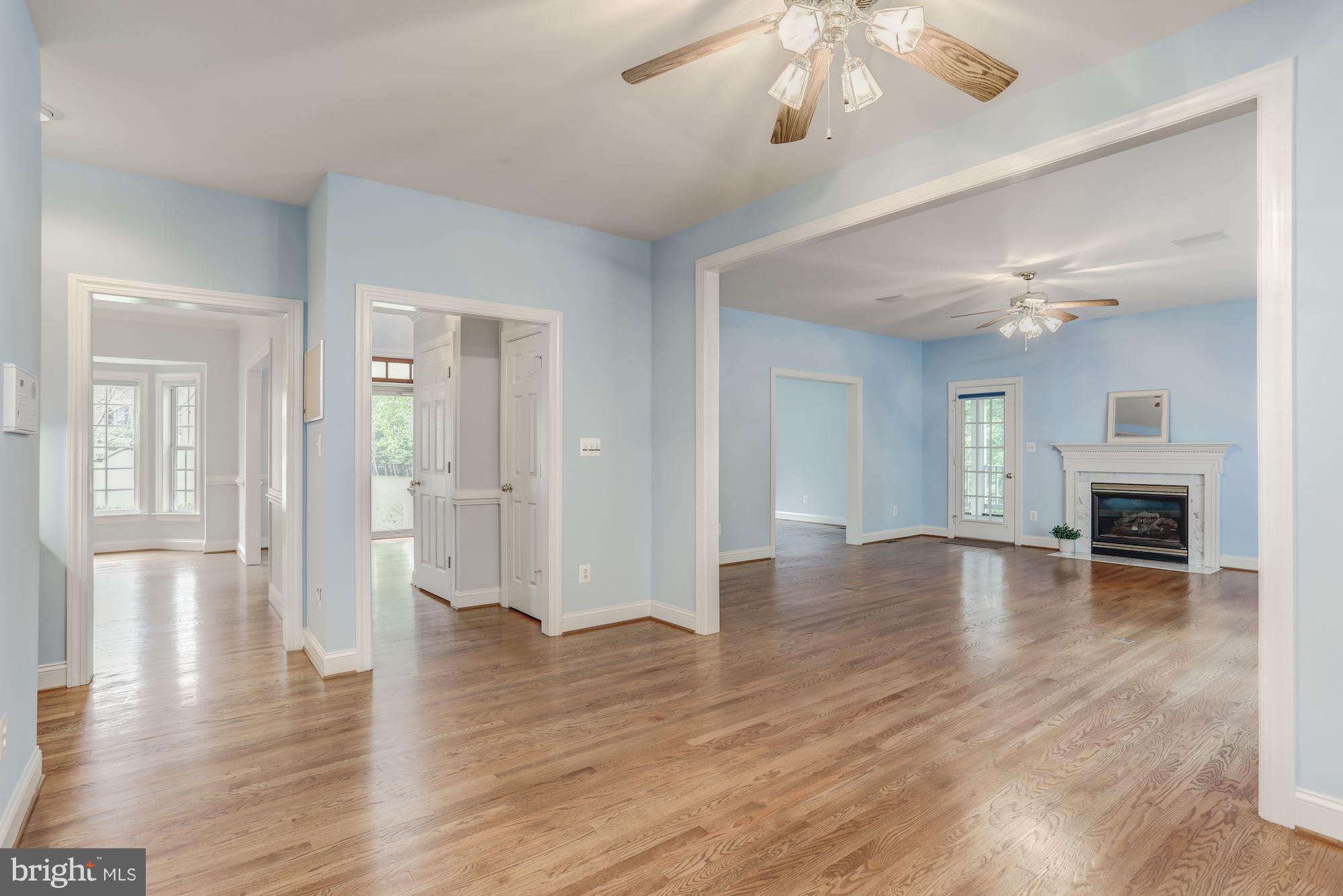 7882 Pembridge Road Manassas, VA 20112 - Photo 10 of 30 Table Space off Kitchen / View of Family Room