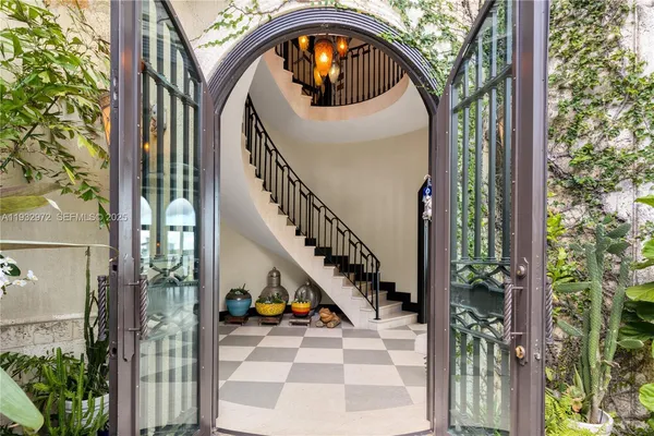 a view of entryway with interior