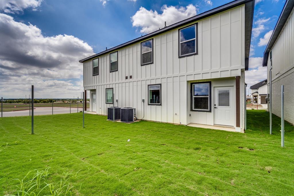 912 Cooksey Court, Unit B Grandview, TX 76050 - Photo 28 of 30 a view of an house with backyard and porch