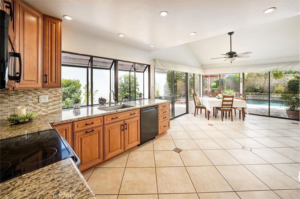 25208 Vía Sistine Valencia, CA 91355 - Photo 3 of 38 Kitchen